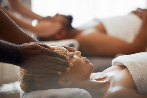 Quels sont les bienfaits des massages du cuir chevelu et comment les effectuer à la maison?