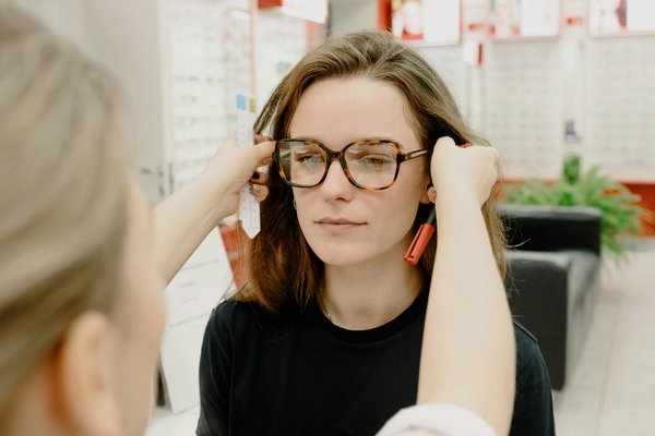Les lunettes de vue femme : trouvez le modèle qui vous va !